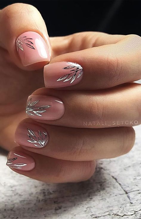 Silver Leaf Nail Art, Silver Leaf Nails Art Designs, Nail Art Pink And Silver, Blush And Silver Nails, Palm Leaf Nail Design, White Nails With Leaf Design, French Tip Nails With Leaf Design, Palm Leaf Nail Art, Leaf Design Nail Art