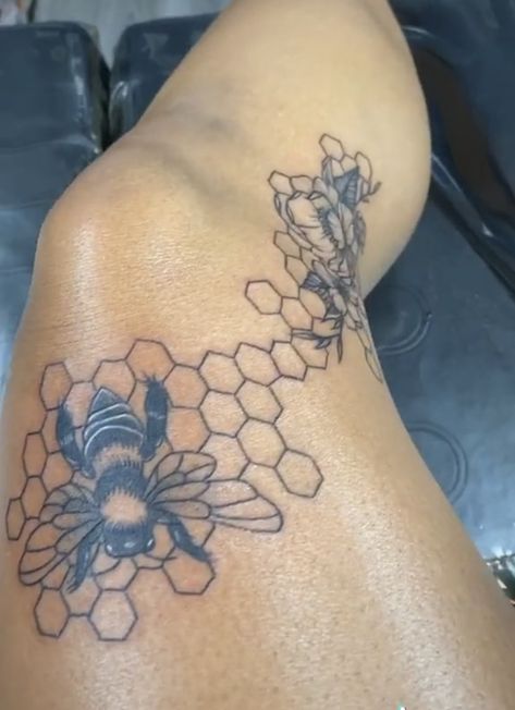 Botanical Tattoos, Honeycomb Tattoo, Girl Thigh Tattoos, Tattoo Signs, Leg Tattoos Women, Pretty Tattoos For Women, Dope Tattoos For Women, Stylist Tattoos, Knee Tattoo