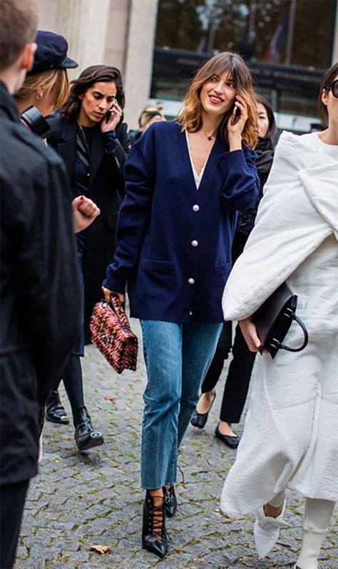 the long cardigan - LE CATCH Navy Cardigan Outfit, Cardigan Street Style, Damas Style, Blue Cardigan Outfit, How To Style A Cardigan, Jeanne Damas Style, Long Cardigan Outfit, Cardigan Jeans, Minimalist Moda