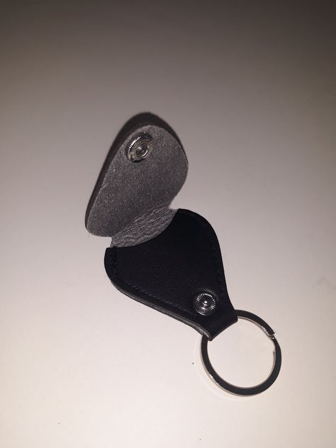 Guitar Picks Diy, Black Acoustic Guitar, Guitar Pick Case, Guitar Pick Keychain, Pick Holder, Guitar Case, Diy Holder, Guitar Accessories, Guitar Picks