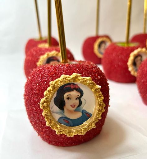 Snow White Candy Bags, Snow White Treats Ideas, Snow White Candy Apples, Snow White Candy Table, Snow White Desserts, Snow White Treats, Snow White Dessert Table, Snow White Cookies, Snow White Birthday Cake