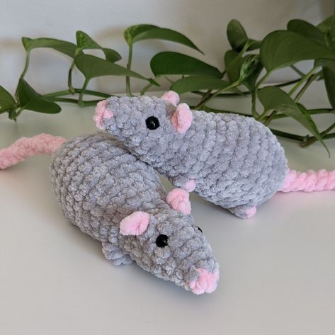 crochet toys Grey Crochet Plushies, Grey Things To Crochet, Crochet Ideas Plush, Rat Crochet Pattern, Ghibli Baby, Rat Crochet, Crochet Rat, Chenille Crochet, Yarn Toys