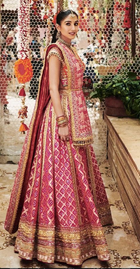 Shloka Mehta, Lengha Design, Chammak Challo, Beautiful Lehengas, Ambani Wedding, Radhika Merchant, Indian Fits, Designer Bridal Lehenga Choli, Mehendi Outfits