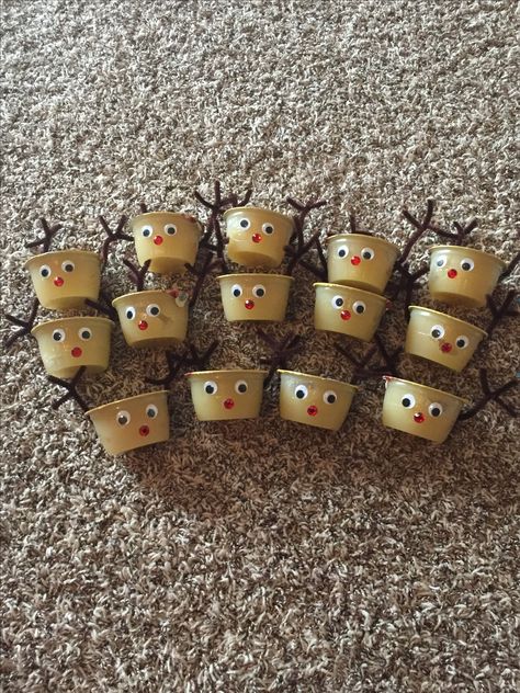 Reindeer Applesauce Cups, Christmas Daycare Treats, Christmas Class Treats For Kids, Reindeer Snacks For Kids, Christmas Class Treats, Easy Applesauce, Christmas Classroom Treats, Healthy School Snacks, Crossing Guard