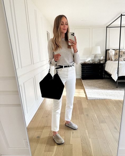 Clogs Outfit Work, White Jeans Fall Outfit, White Jeans Outfit Fall, White Jeans Outfit Winter, Boston Clogs Outfit, White Jeans Fall, Jeans Fall Outfit, Birkenstock Boston Outfit, Clog Outfit