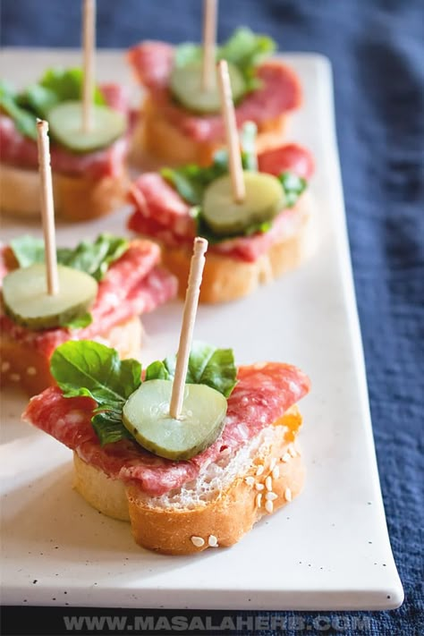 Amuse Bouche Ideas - Bite Sized Hors d’Oeuvres Recipes - delicious collection of bite sized party appetizers with veg and non-veg suggestions and colorful eye catching canapés www.MasalaHerb.com #appetizer #partyfood #masalaherb Amuse Bouche Ideas, Salami Appetizer, Hors Devours Appetizers, One Bite Appetizers, Cold Kitchen, Canapes Recipes, Bite Size Food, Fall Appetizers, Bite Size Appetizers