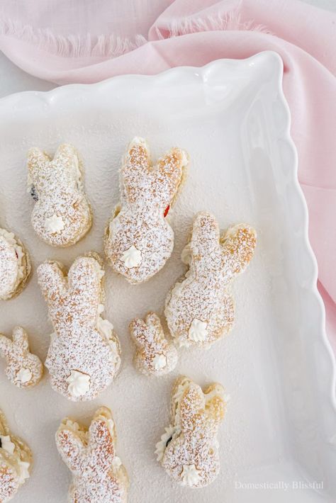 These Puff Pastry Bunnies are filled with homemade whipped cream, Nutella, and fresh berries. Easter Puff Pastry, Lemon Puff Pastry, Raspberry Puff Pastry, Puff Pastry Hearts, Pastry Hearts, Nutella Raspberry, Puff Pastry Dessert, Easter Pastries, Bunny Desserts