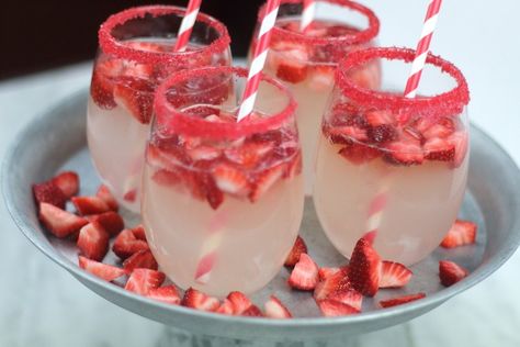 Strawberry Lemonade Spritzer + Easter Dinner Tips - Saving You Dinero Recipes With Sprite, Lemonade Spritzer, Christmas Bake Off, Cranberry Pistachio Cookies, Drinks To Make, Spritzer Recipes, Mocktail Drinks, Simply Lemonade, Lemonade Punch