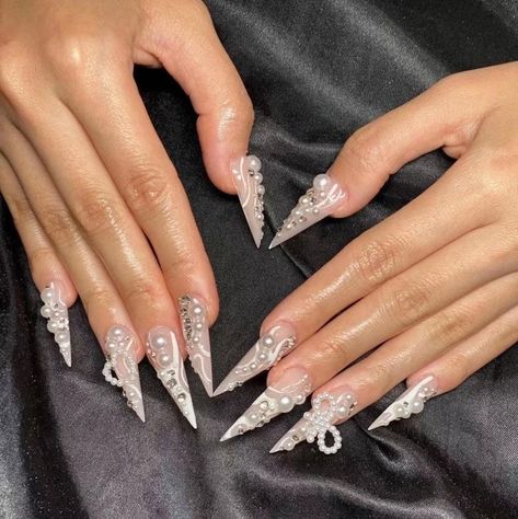 Nail Cool, Nail Y2k, White Stiletto Nails, Stilleto Nails Designs, Beige Nails, Stiletto Nails Designs, Short Square Acrylic Nails, Exotic Nails, Pearl Nails