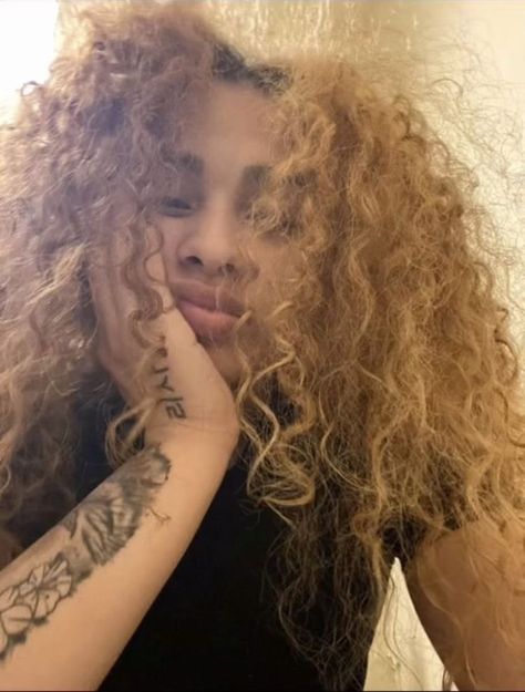 Light Skin Studs With Curly Hair, Curly Head Studs, Stud Lesbian Style, Slender Outfits, Stem Lesbian Style, Stem Lesbian, Studs With Dreads, Masc Girls, Stud Lesbians