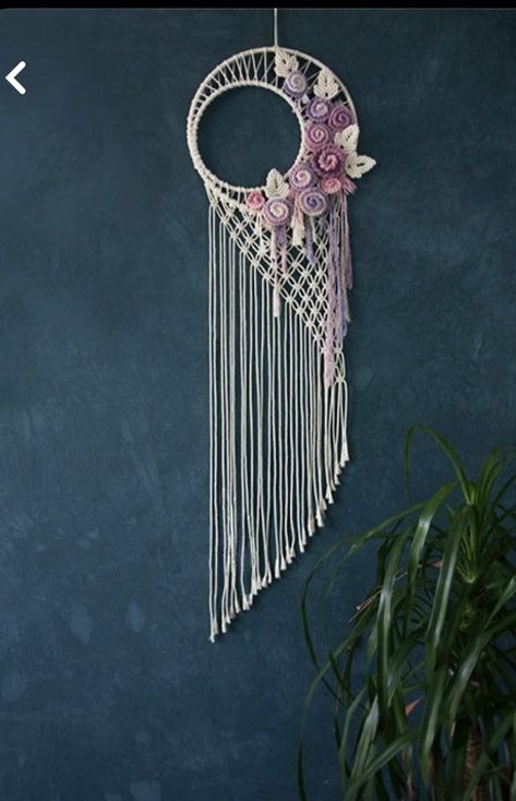 Macrame Wall Hanging Ideas, Simpul Makrame, Art Macramé, Macrame Flower, Macrame Dream Catcher, Wall Hanging Designs, Macrame Knots Tutorial, Macrame Supplies, Macrame Knots Pattern