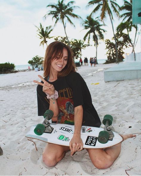 Posing With Skateboard, Female Skateboarder, Girl Skateboarding, Summer Skateboarding, Woman Skateboarding, Skater Chick, Skater Vibes, Skate Girl, Skateboard Girl