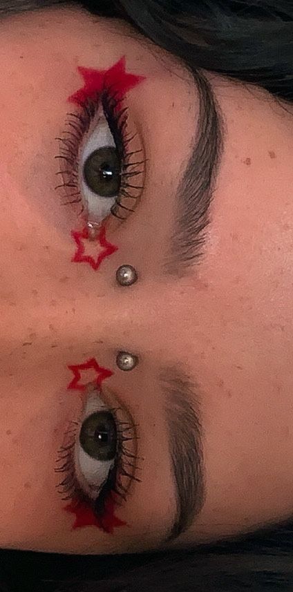 Inner Corner Star Eyeliner, Easy Cool Eyeliner, Bold Make Up, Fun Graphic Eyeliner, Simple Star Makeup, Eyeliner Ideas Alt, Fun Eyeliner Ideas, Makeup Inspo Alt, Pre Shower Makeup Ideas Funny