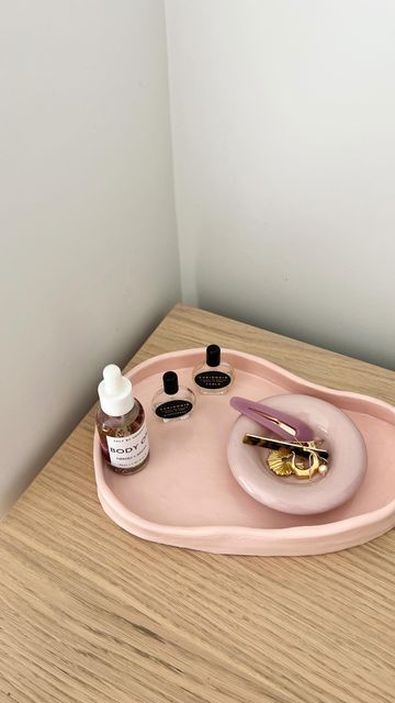 Ceramic Perfume Tray, Ceramic Cool Ideas, Clay Perfume Tray, Clay Makeup Holder, Diy Clay Tray, Clay Decor Ideas, Clay Room Decor, Cute Pottery Ideas, Clay Tray Ideas