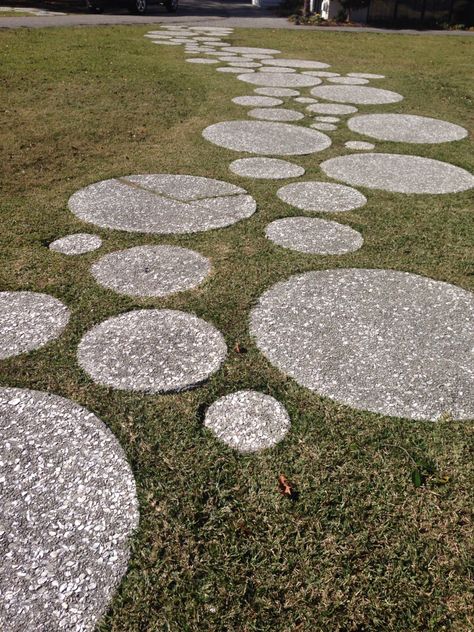 Round Stepping Stones Pathway, Curved Stepping Stone Path, Circular Paving Pattern, Landscape Stepping Stones, Organic Stepping Stones, Irregular Stepping Stone Path, Round Stepping Stones, Stepping Stone Walkways, Stepping Stones Diy