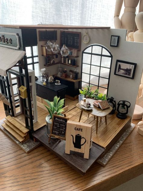 Miniature Home Models, Dollhouse Coffee Shop, Rolife Miniature Display, Mini House Diorama, Miniature Interior Design, Minatures House, Model Houses Miniatures, Cafe Diorama, House Maquette