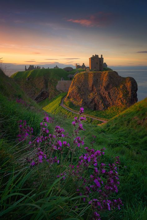 Interesting Scenery, Castles Around The World, Scotland Aesthetic, Dunnottar Castle, Ireland Aesthetic, Scotland Landscape, Mountain Landscape Photography, Castle Scotland, The Quiet Ones