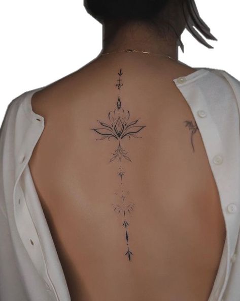 Classy Tattoos For Women, Queen Of Hearts Tattoo, Tattoo Ideas Inspiration, Flower Spine Tattoos, Spine Tattoo Ideas, Tattoo Now, Spine Tattoos For Women, Gaming Tattoo, Spine Tattoo