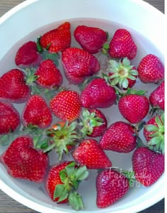 Berry Vinegar Soak, Strawberry Vinegar Rinse, Soak Fruit In Vinegar, Soaking Fruit In Vinegar, Vinegar Soak For Fruit, Vinegar Rinse For Fruit, Preserving Strawberries, Strawberry Wash, Clean Strawberries