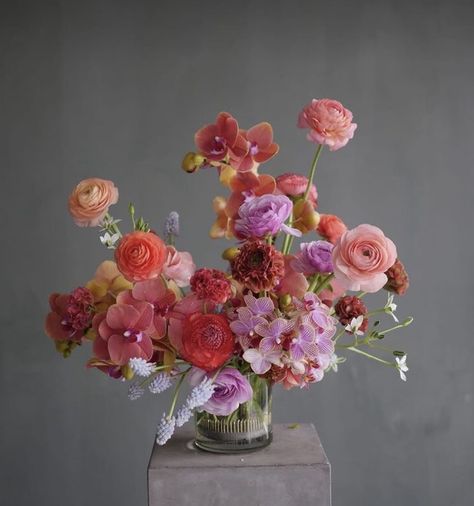 Color Theory Design, Flower Vase Arrangements, Have Inspiration, Vase Arrangements, Floral Studio, Beautiful Flower Arrangements, Deco Floral, Arte Floral, Floral Centerpieces