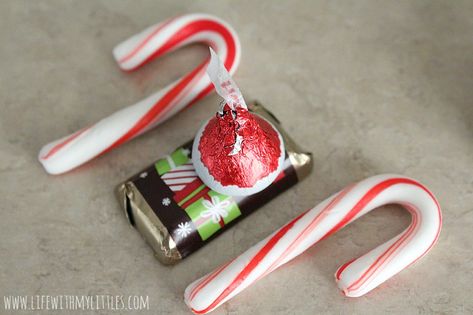 These easy candy Santa Hat Sleighs are perfect for neighbor gifts, teachers, or anyone! And they are so easy that little kids can help! What a simple DIY Christmas craft for kids! Christmas Candy Crafts, Diy Christmas Tree Skirt, Candy Sleigh, Diy Christmas Candy, Easy Candy, Christmas Candy Gifts, Holiday Party Kids, Neighbor Christmas Gifts, Hershey Kiss