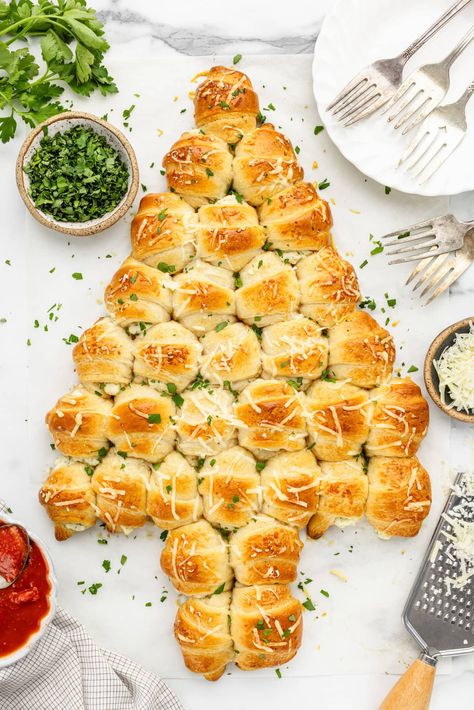 With just six ingredients, this simple, shareable crescent roll Christmas tree is a must-make - it's cheesy perfection! #christmas #appetizer #crescentrolls Crescent Roll Christmas Tree, Croissant Appetizers, Roll Christmas Tree, Crescent Roll Appetizers, Crescent Roll Dessert, Holiday Dinner Ideas, Veggie Christmas, Unique Diy Crafts, Amazing Snacks