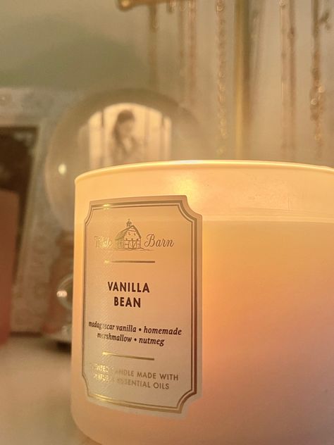 Bedside Table Ideas Decor, Bedroom Decor Ideas Cozy, Bedside Table Ideas, White Barn Candle, Candle Bath, Candle Obsession, Bath & Body Works, Homemade Marshmallows, Candle Aesthetic