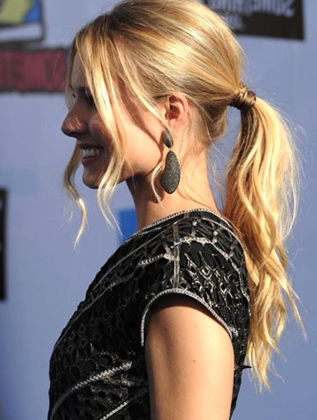 gorgeous pony.  kristen bell Dressy Ponytail, Thanksgiving Hairstyles, Cute Ponytails, A Ponytail, Trendy Wedding Hairstyles, Kristen Bell, Long Hair With Bangs, Holiday Hairstyles, Ponytail Styles