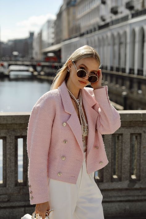 Chanel Cruise 21/22 Show Look | PINK & PEARLS #Chanel #chanelcruise #pink #chaneljewellery #chaneltweed Tweed Jacket Outfit, Pink Tweed Jacket, Pink Wardrobe, Leonie Hanne, Chanel Cruise, Outfits Petite, Pink Jacket, Blazer Outfits, Fashion Design Clothes