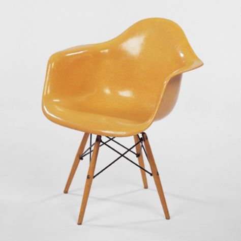 CHARLES AND RAY EAMES, Dowel leg chair | Wright20.com Charles Eames Chair, Eames Furniture, Vitra Chair, Mcm Chair, Charles Ray Eames, Object Permanence, 50s Design, Interior Design History, Mid Century Modern Interior Design