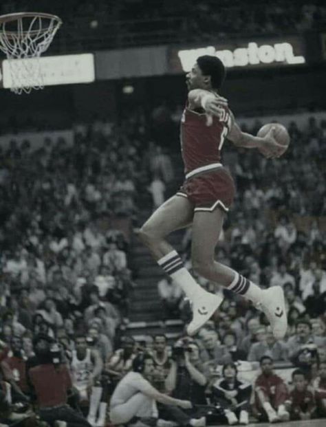 "Doctor J" soaring high for the dunk 🏀 Julius Irving, Michael Jordan Dunking, Basketball Dunk, Michael Jordan Pictures, Julius Erving, I Love Basketball, Dr J, Basketball Photos, Basketball Photography