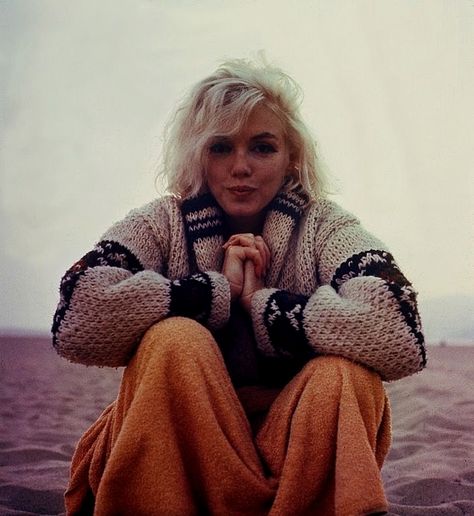 The last photo taken of #MarilynMonroe - #SantaMonica beach (July 13, 1962). Pinned by #Eyespiration Marilyn Monroe Natural, Marilyn Monroe Beach, Old Celebrities, Sack Dress, Beach Sweater, Photo Recreation, Santa Monica Beach, Mary Oliver, Marilyn Monroe Photos