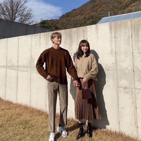 Matching Autumn Outfits, Earth Tone Couple Outfits, Couple Brown Outfit, Autumn Couple Outfit, Autumn Couple Photoshoot Outfits, Couple Autumn Outfit, Couple Outfits Autumn, Couple Outfit Casual, Couple Outfits Matching Casual