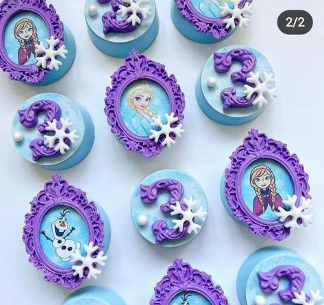 Disney Frozen Treats, Frozen Theme Cupcakes, Frozen Dessert Table, Candy Bar Frozen, Frozen Theme Party Decorations, Frozen Fondant, Olaf Cupcakes, Cupcakes Frozen, Frozen Cake Pops