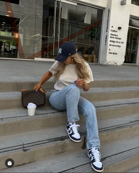 Spring School Outfits, Looks Adidas, Outfits Nyc, Spring Outfits For School, Ny Outfits, Spring School, Outing Outfit, New York Outfits, Casual Outfit Inspiration