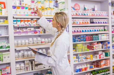 Junior pharmacist taking medicine from shelf in the pharmacy Pharmacy Student, Pharmacy School, Pharmacy Design, Pharmacy Technician, Blood Pressure Medications, Natural Antibiotics, Pharmacist, استوديو الصور, Pharmacy