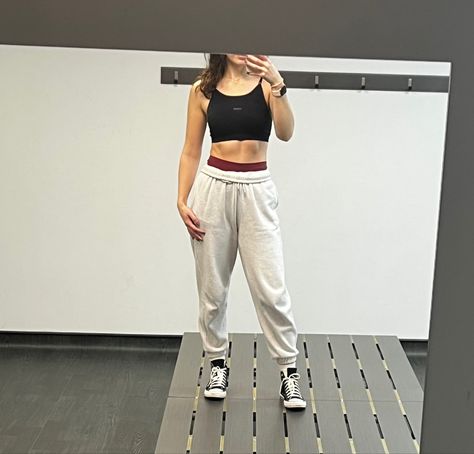 Converse Gym Outfit Woman, Sweatpants Gym Outfit Women, Weight Lifting Outfits, Girls Gym Outfit, Cardio Outfit, Sweatpants Gym Outfit, Gym Outfit Shorts, Aesthetic Gym Outfits, Girls Gym Wear