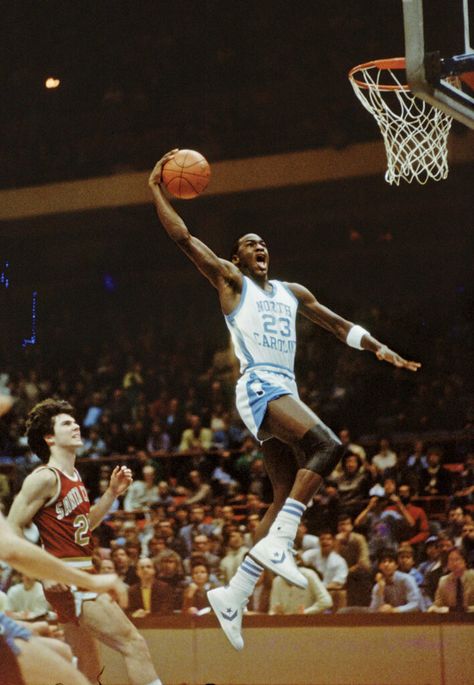 Michael Jordan North Carolina, Michael Jordan Dunking, Michael Jordan Unc, Mike Jordan, Photo Basketball, George Karl, Nba Uniforms, Kobe Bryant Michael Jordan, Michael Jordan Photos