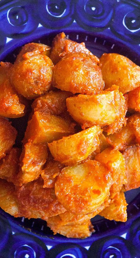 Mexican Apps, Potato Bravas, Spanish Potatoes, Spanish Tapas Recipes, Food Sides, Simple Dishes, Potatoes Roasted, Spanish Recipes, Portuguese Cuisine