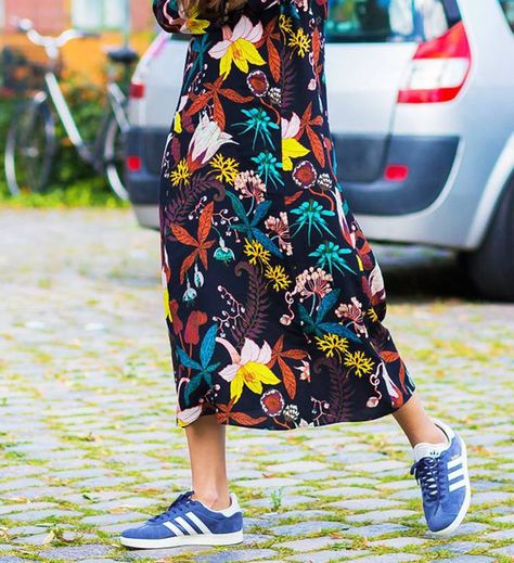 Looks Adidas, Pretty Maxi Dress, Walking Down The Street, Copenhagen Style, Copenhagen Fashion Week, Urban Street Style, Outfit Trends, Maxi Robes, 20's Dress