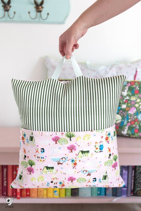 Learn how to make reading pillows with this easy and free reading pillow sewing pattern. They are great things to make for kids as gifts and fun as teacher gifts to! #readingpillow #polkadotchair #sewing Pillow Sewing, Reading Pillows, Diy Sy, Book Pillow, Reading Pillow, Costura Diy, Beginner Sewing Projects Easy, Sewing Pillows, Sewing Projects For Kids