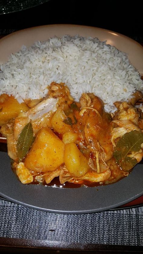 Pollo guisado y arroz blanco Dominicano Recipes, Salvadoran Food, Honduran Recipes, Salvadorian Food, Guatemalan Recipes, Boricua Recipes, Sunday Dinner Recipes, Rican Food, Fat Foods