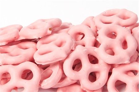 Yogurt Covered Mini Pretzels - Strawberry Yogurt Covered Strawberries, Nut Store, Yogurt Pretzels, Yogurt Covered Pretzels, Dessert Bar Wedding, Party Sweets, Party Snack Food, Mini Pretzels, Covered Pretzels