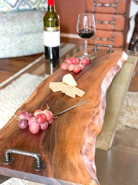 Charcuterie Board Tray Diy, Build Charcuterie Board Wood, Charcuterie Board Live Edge, Unique Charcuterie Board Shapes, Charcuterie Board Wood Plans, Live Edge Serving Board, Diy Charcuterie Boards, Charcuterie Board Designs Diy, Charcuterie Board Ideas How To Build Out Of Wood