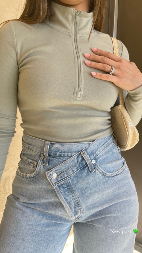 Asymmetrical Jeans Outfit, Winter Fitted Tops With Asymmetrical Neckline, Fitted Casual Asymmetrical Shirt, Fitted Asymmetrical Winter Tops, Asymmetrical Button Jeans, Asymmetrical Jeans, Trendy Asymmetrical Fitted T-shirt, Button Jeans, Jeans Outfit