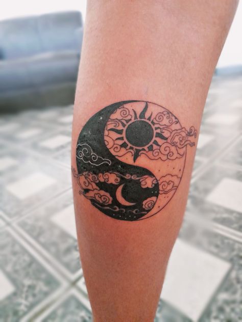 Nature Ying Yang Tattoo, Sun Moon Ying Yang Tattoo, Ying Yang Tattoos For Women, Ying Yang Sun Tattoo, Cool Ying Yang Tattoo, Ying Yang Hand Tattoo, Tattoo Ideas Ying Yang, Sun And Moon Ying Yang Tattoo, Yin Yang Sun Moon Tattoo