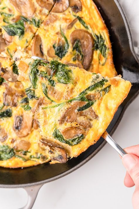 This Spinach Mushroom Frittata is a deliciously simple and healthy dish that's loaded with protein, fresh veggies, and plenty of flavor. Spinach Mushroom Frittata, Instant Pot Spinach, Spinach Frittata Recipes, Mushroom Frittata, Mushroom Breakfast, Spinach And Mushroom, Spinach Frittata, Mushroom Spinach, Mushroom Casserole