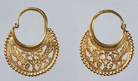 Pair of Crescent-Shaped Earrings with Peacocks  Date: late 6th-7th century Geography: Made in, Eastern Mediterranean Medium: Gold Dimensions: Overall: 1 1/4 x 1 in. (3.2 x 2.5 cm) Byzantine Earrings, Byzantine Jewelry, Ancient Jewellery, Peacock Earrings, Medieval Jewelry, Ancient Jewelry, Peacocks, Gold Jewelry Fashion, Pretty Jewellery