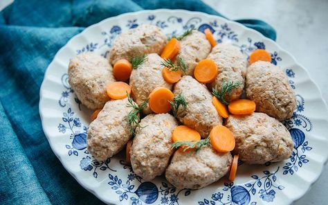 Gefilte Fish Recipe, Gefilte Fish, Seder Meal, Jewish Cuisine, Matzo Meal, Passover Seder, Passover Recipes, Cold Appetizers, Fish Recipe