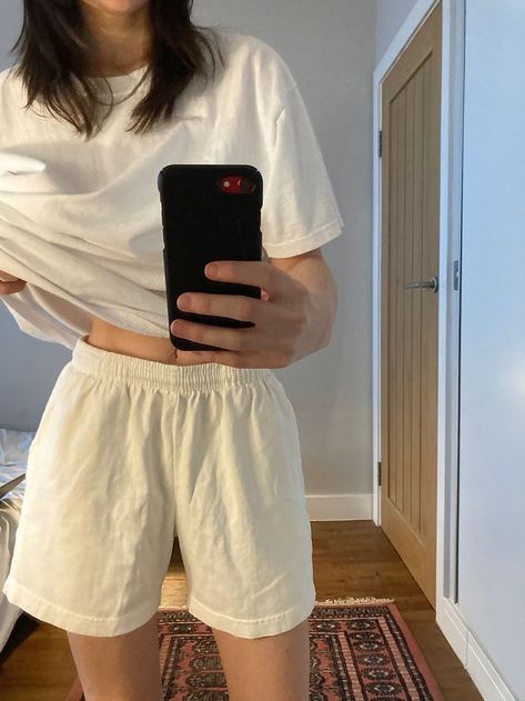 Korean Lazy Outfit, House Clothes Comfy, White Shorts Outfit Aesthetic, Home Outfit Comfy, Comfy Home Outfits, Comfy Korean Outfits, Avery Grambs, Comfy Outfits Lazy, Casual Home Outfits